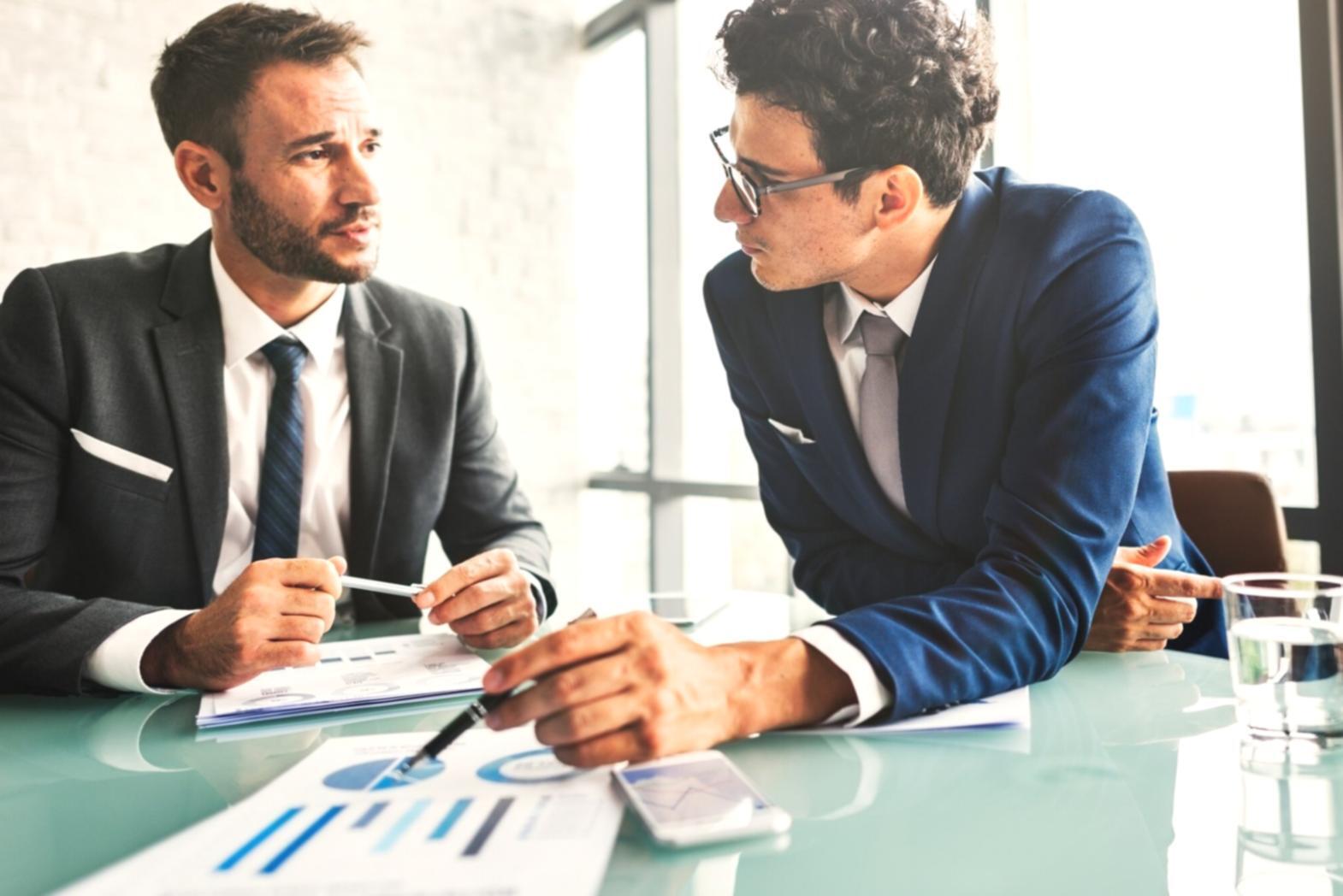 Persona seduta in posizione meditativa con la luce naturale che entra dalla finestra