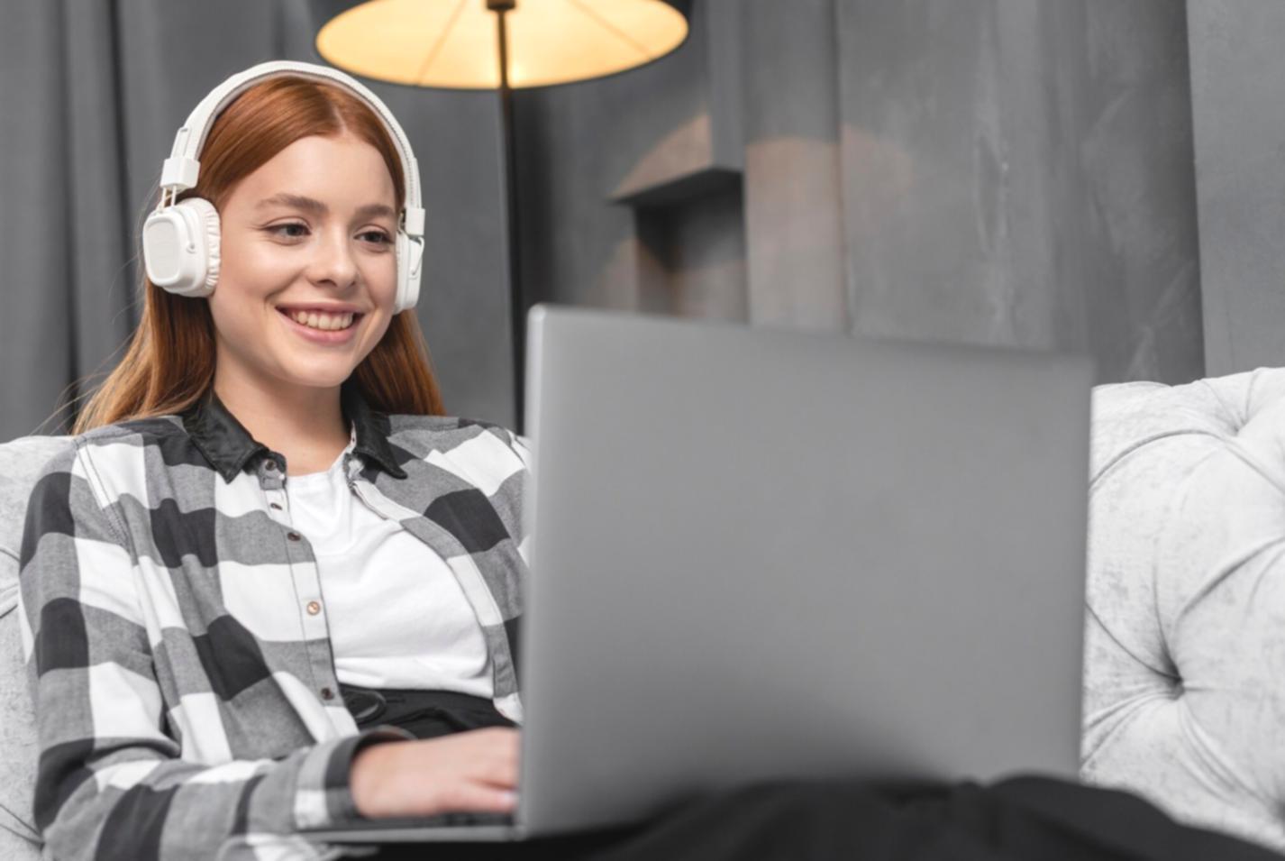 Spazio di meditazione tranquillo con luce naturale e atmosfera rilassante