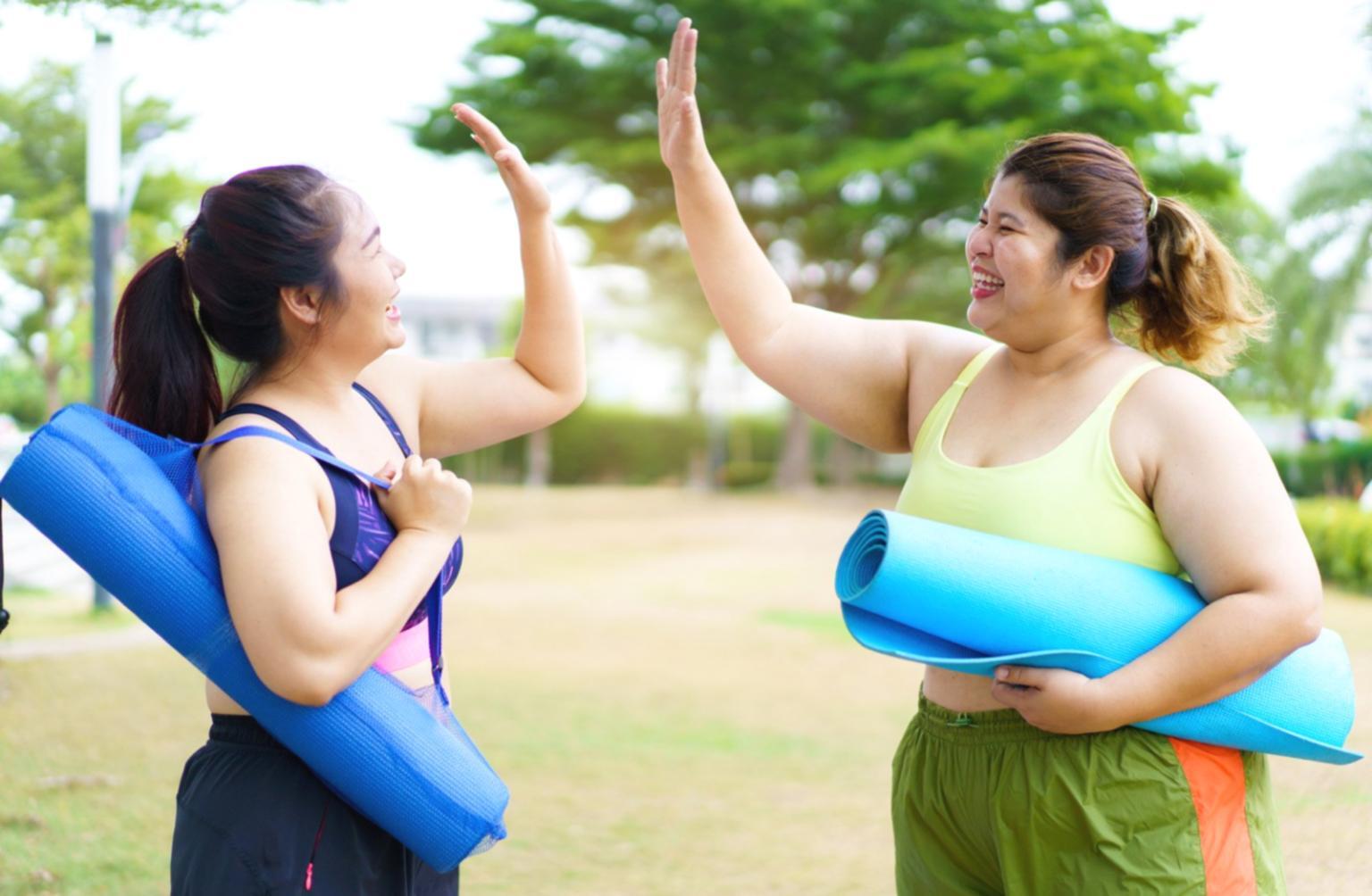 Ambiente tranquillo preparato per la meditazione con cuscini e luce soffusa