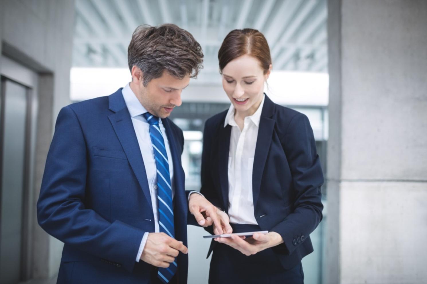 Spazio di meditazione tranquillo con elementi naturali